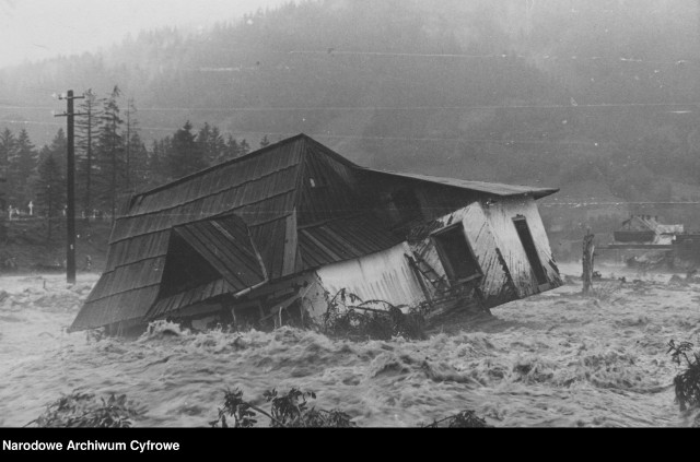 Wielka powódź w Zakopanem i na Podhalu w 1934 roku. Woda porywała całe domy, zrywała mosty, wyrywała słupy energetyczne