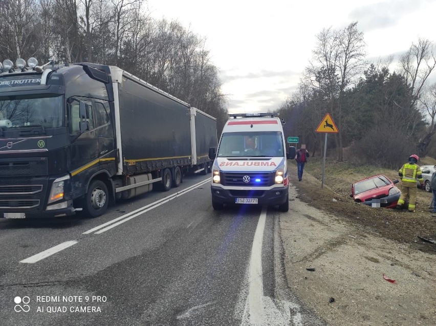 Wypadek w Ossali w gminie Osiek. Zderzenie trzech samochodów na drodze krajowej nr 79