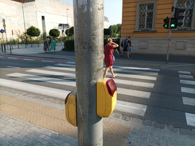 Przejście dla pieszych na ul. Kazimierza Wielkiego, wysokość przystanku tramwajowego "Zamkowa". Aby przycisk zadziałał, musi zostać spełnionych kilka warunków