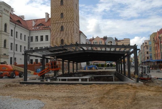 Na pawilonie kładziony jest już dach. Powstają także konstrukcje pod pomosty. Ostatni termin otwarcia to październik.