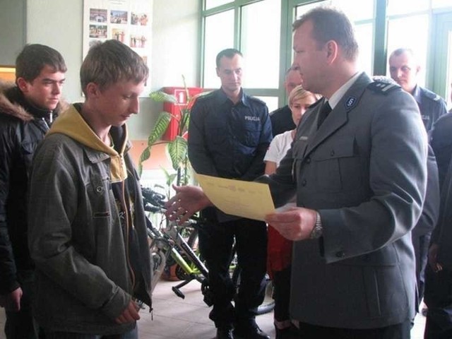 Nagrody wręczył młodszy inspektor Grzegorz Januchta, komendant powiatowy policji w Opatowie.