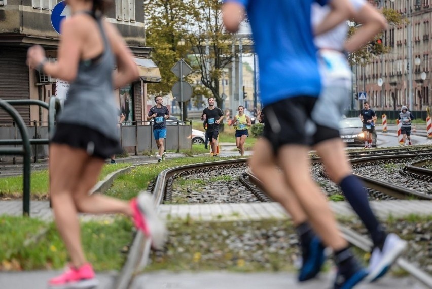 Zawodnicy na trasie Półmaratonu Gdańsk (4.10.2020)