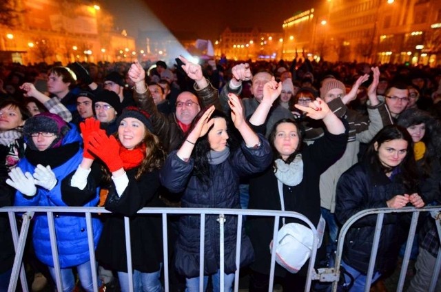 Tak witano bieżący rok na placu Wolności. Wtedy bawiliśmy się do muzyki Meza i Kasi Wilk. Kogo posłuchamy w tym roku?