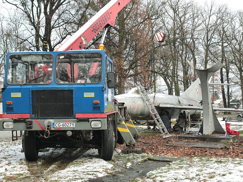 MIG został usunięty z parku miejskiego w Grudziądzu [zdjęcia]