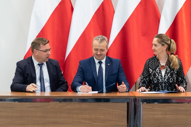 Podpisanie umów w Urzędzie Wojewódzkim w Bydgoszczy na dofinansowanie inwestycji drogowych