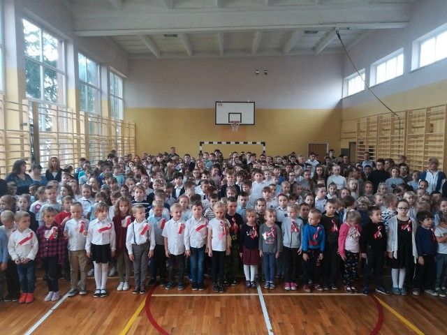 Uczniowie Samorządowej Szkoły Podstawowej Nr 3 imienia Jana Pawła II w Kazimierzy Wielkiej zaśpiewali hymn