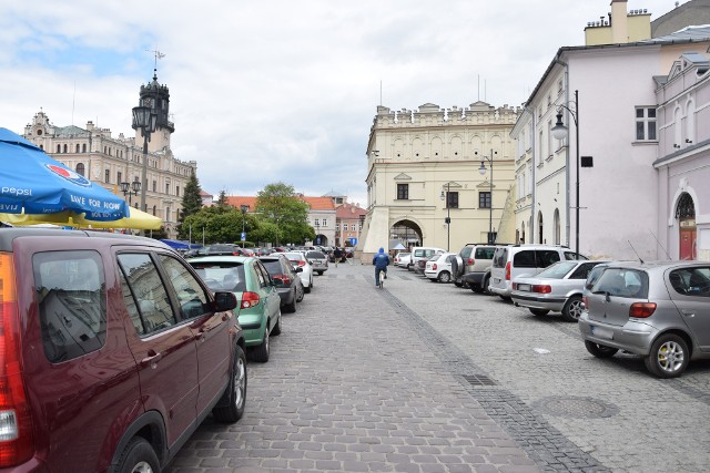 W ciągu dnia jarosławski Rynek zapchany jest samochodami. W Jarosławiu coraz głośniej mówi się o wprowadzeniu różnego rodzaju ograniczeń w ruchu pojazdów w tej cześci miasta