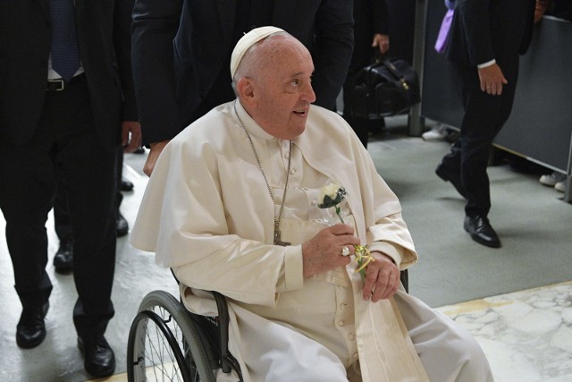 Z powodu problemów z kolanem, papież Franciszek musi poruszać się na wózku