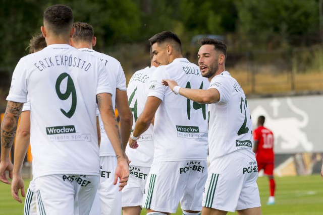 Śląsk Wrocław wygrał z Araratem Erywań 4:2 w pierwszym meczu II rundy eliminacji Ligi Konferencji UEFA. Oceniliśmy piłkarzy WKS-u za występ w tym spotkaniu. Oceny w skali od 1 do 10, gdzie 10 to klasa światowa, a 1 występ poniżej wszelkiej krytyki.WAŻNE! Do kolejnych piłkarzy można przejść za pomocą gest&oacute;w lub strzałek