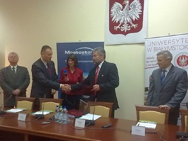 Prof. Jerzy Nikitorowicz (z brodą) wita prezesa Mostostal Warszawa