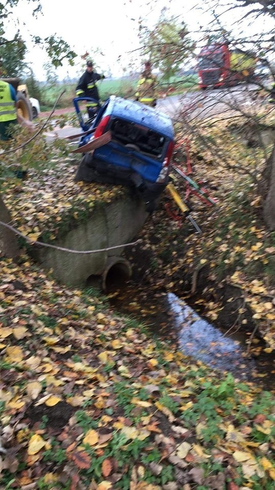 Wypadek w Cedrach Wielkich na ul. Łąkowej 22.10. Zderzyły się dwa samochody osobowe, jeden z nich zawisł nad rowem. Jedna osoba ranna 