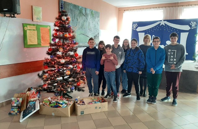 Szkoła Podstawowa w Porąbkach jest z "Pluszowym Misiem" już kolejny rok! Na zdjęciu uczniowie z nauczycielką Jolantą Sikorą.