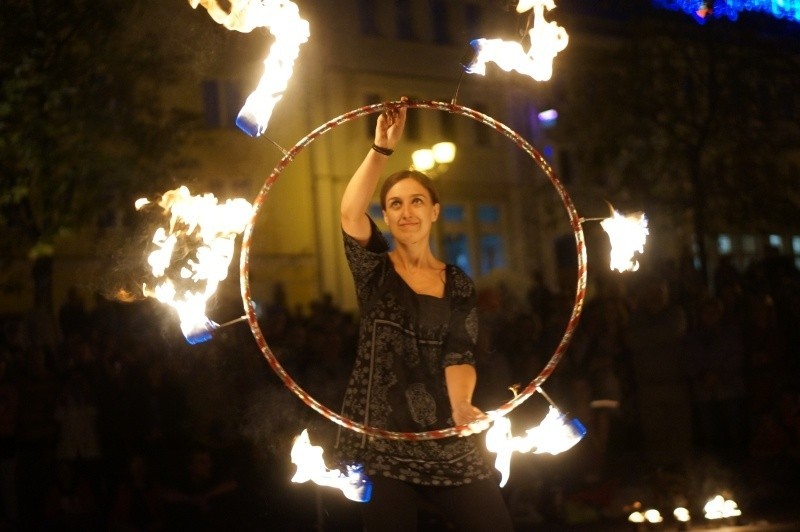 Rynek Kościuszki. Grupa Tancerzy Ognia Czupakabra dała fire show (zdjęcia, wideo)