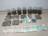 Podczas przeszukania krośnieńscy policjanci znaleźli prawie kilogram marihuany, ponad 100 g amfetaminy i kilkanaście tysięcy złotych