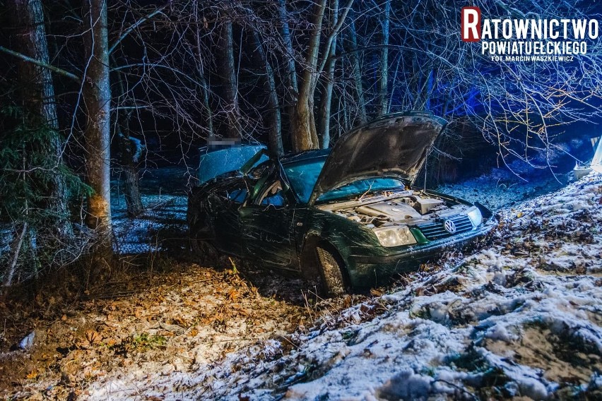 Ełk. Wypadek  na odcinku drogi Siedliska - Chrzanowo. Samochód na łuku drogi wjechał do przydrożnego rowu. Poszkodowany zakleszczony w aucie