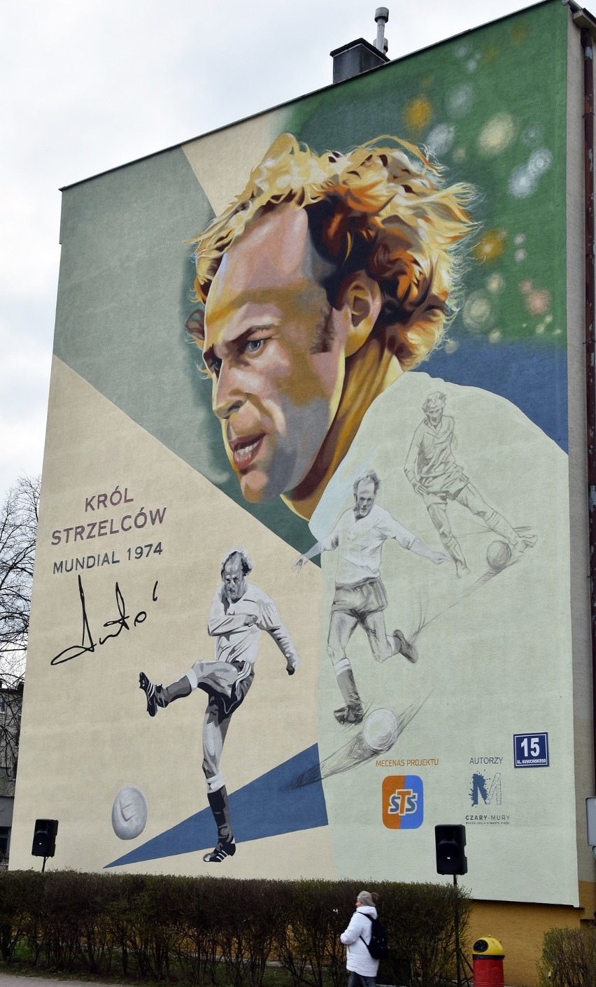 W Mielcu przy ul. Kusocińskiego odsłonięto mural Grzegorza Lato. Legendarny piłkarz Stali Mielec kiedyś mieszkał w pobliżu! [ZDJĘCIA]