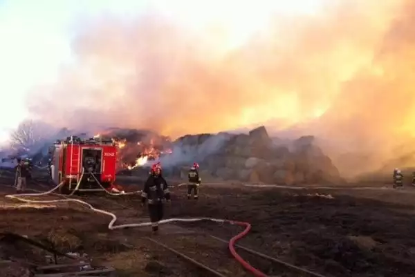 Płonąca sterta ma wymiary 200 na 30 na 6 metrów.