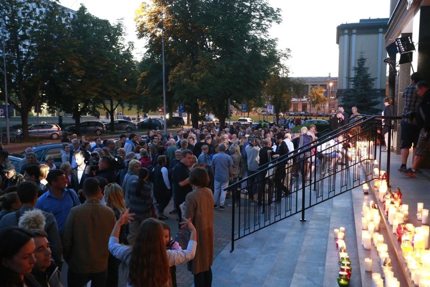 Łańcuch Światła. Setki osób przed białostockim sądem (zdjęcia)