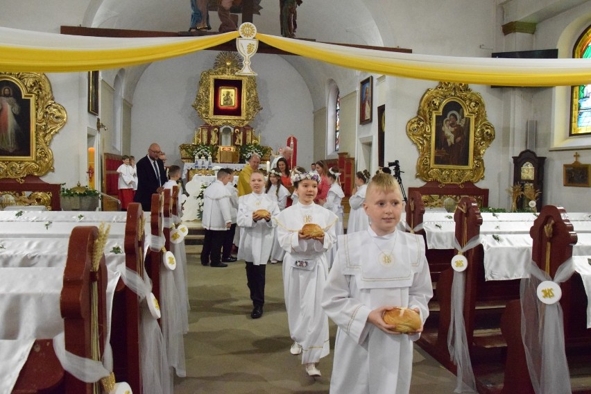 Po zakończonym nabożeństwie każde dziecko otrzymało chlebek,...