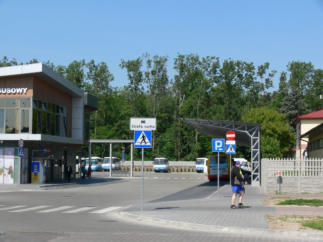 Kiedy autobusy miejskiej komunikacji w Tarnobrzegu wrócą na odremontowany dworzec PKS pytają pasażerowie.