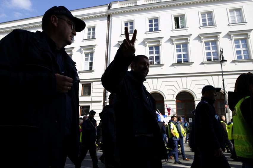 Protest policjantów w Warszawie. Mundurowi domagają się...