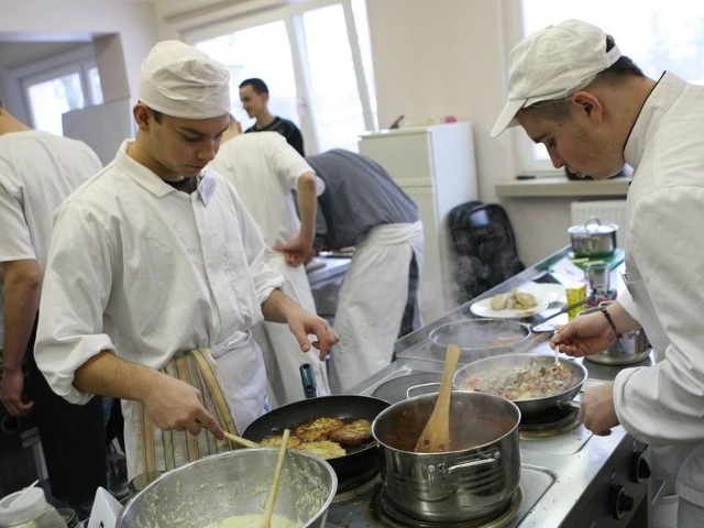 Zawody gastronomiczne cieszą się powodzeniem wśród młodzieży. Na zdjęciu: jedno ze szkoleń dla młodych kucharzy organizowanych przez Tomasza Kunysza, szefa restauracji "Gościniec Słupski&#8221;.