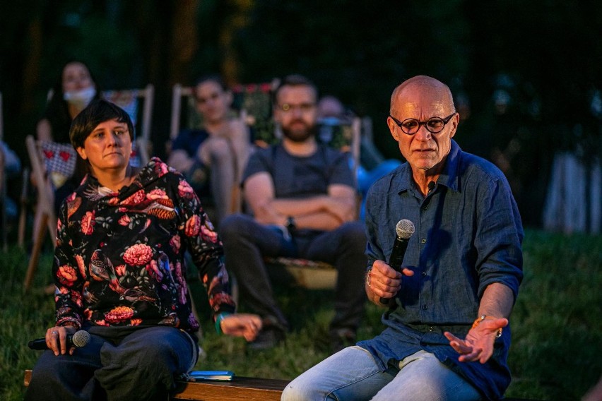 Jacek Hugo-Bader pracuje nad książką o szamanach. O niezwykłych spotkaniach opowiadał przy ognisku w ogrodzie Łaźni Nowej