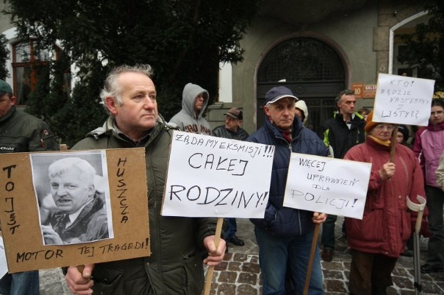 Demonstracja po tragicznej śmierciPo tragicznej śmierci Jana Rosia, mieszkancy ulicy Holdu Pruskiego domagają sie eksmisji rodziny, bo jak mówią, to oni są wszystkiemu winni.