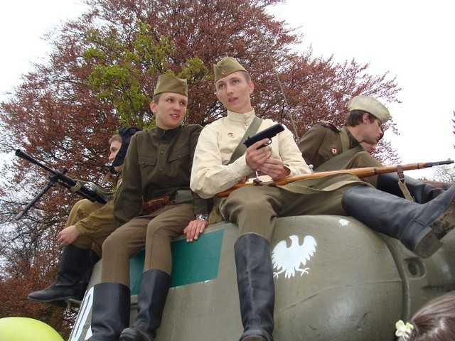 Grupa rekonstrukcyjna z Żagania wcieliła się w serialowe realia i wystąpiła w radzieckich mundurach, podczas pancernego pikniku.