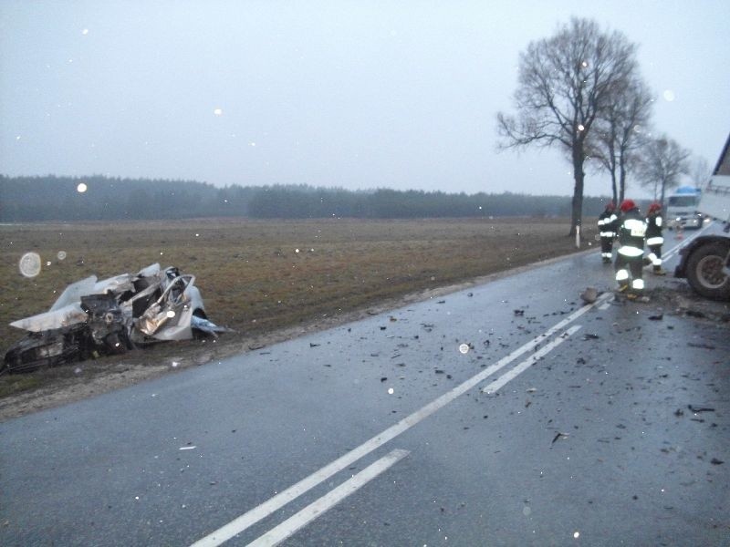 Wypadek w gminie Małogoszcz. W zderzeniu osobówki i ciężarówki zginął mężczyzna 