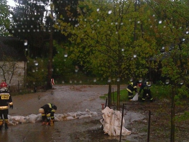 Strażacy musieli układać worki, by powstrzymać wodę 