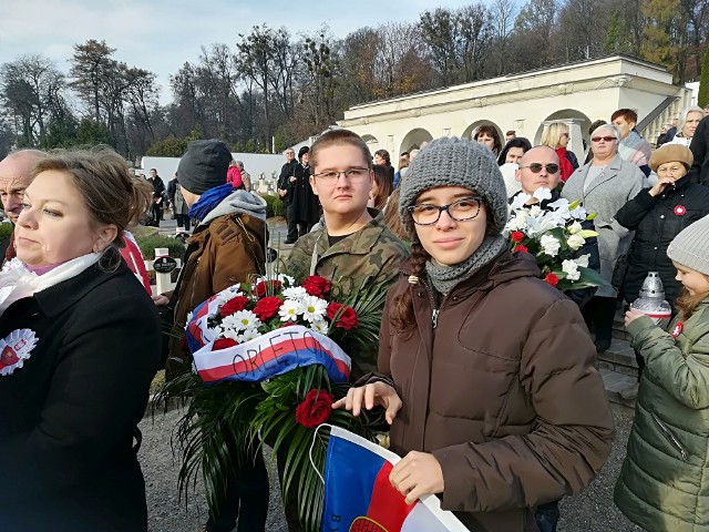 Troje bydgoskich licealistów - Adam Marszański, Monika Rasz i Kacper Dobek wraz z Dorotą Rabiej - nauczycielką historii z VII LO zwiedziło Lwów. Bydgoszczanie wraz z pedagogiem pojechali tam jako laureaci II Bydgoskiej Olimpiady Wiedzy o Ukrainie, organizowanej przez bydgoskie stowarzyszenie Klub Przyjaciół Ukrainy.Podczas wizyty bydgoszczanie zapoznali się z kulturalną ofertą Lwowa oglądając sztukę Rewizor w Teatrze Dramatycznym im. Marii Zańkowieckiej, zwiedzając wystawę malarską w Pałacu Potockich oraz wysłuchując w filharmonii koncertu muzyki klasycznej Sto utworów na stulecie niepodległości, który został objęty patronatem przez Prezydenta RP. więcej zdjęć i informacji >>>O krok od wielkiej tragedii! Cudem uniknęli śmierci! [wideo - program Stop Agresji Drogowej]