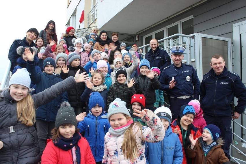 Uczniowie z Karnkowa odwiedzili lipnowską komendę policji