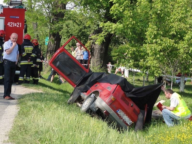 Trzech zabitych w dachowaniu fiata 126p. Zdjecia