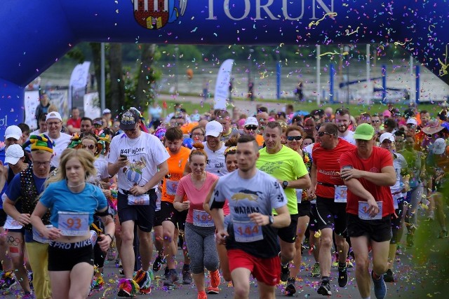 W sobotę 1 czerwca w Toruniu zorganizowano najbardziej kolorową imprezę biegową. W biegu uczestniczyli dorośli oraz dzieci. Dla najmłodszych nie zabrakło także dodatkowych atrakcji z okazji Dnia Dziecka.