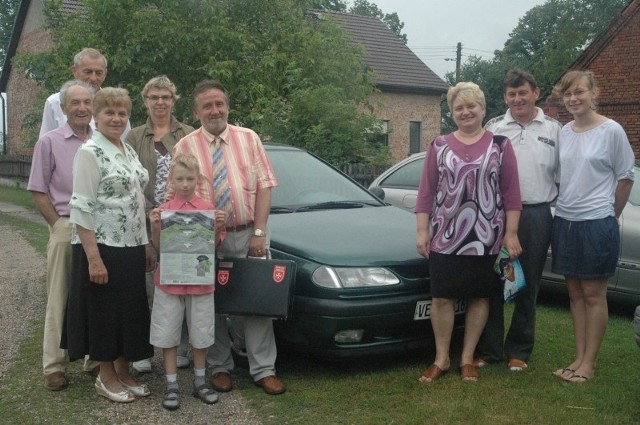 Na zdjęciu przy renault lagunie stoją (od lewej): Joachim i Irmgarda Lypowie,  Ernst Möhlemann z żoną Hildegard, Dawid Miozga, Bernhard Serwuschok, Elżbieta Miozga z mężem Erwinem i córką Martyną.