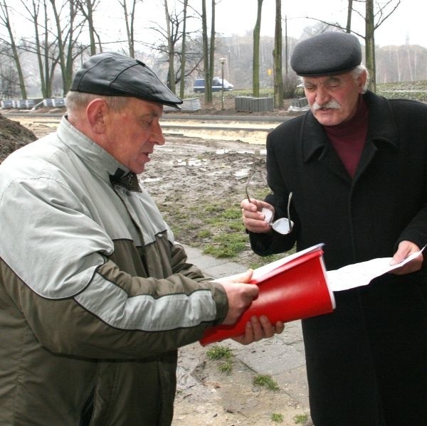 Lokator osiedla "Chęcińskie" Zdzisław Czarnecki pokazuje plany ulicy Janowi Zarzyckiemu.