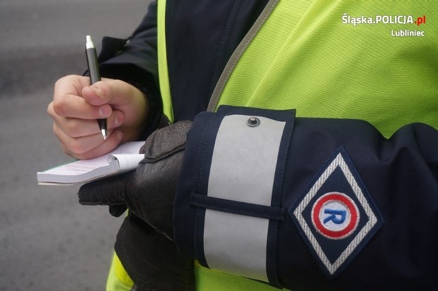 Policjanci zatrzymali sprawcę zderzenia i ukarali go mandatem karnym