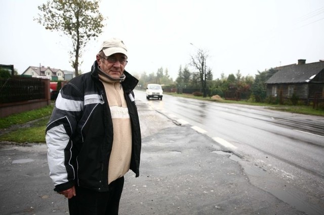 - W tym miejscu tuż koło ulicy Paciaka powinno się znajdować przejście dla pieszych &#8211; pokazuje Jan Kacprzcki, jeden z mieszkańców Janiszpola. &#8211; I tak każdy tu przechodzi na przystanek.