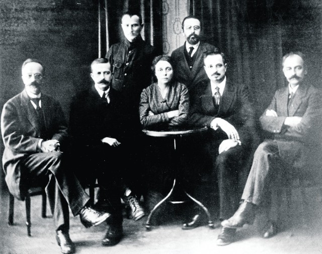 Wilno, lata 20. Sześciu braci - siedzą od lewej: Władysław, Bronisław, Jan i Piotr. Stoją: Marian i Leon. W  środku siedzi siostra Stanisława