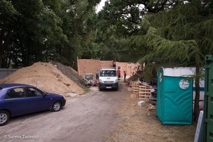 W Stargardzie, w parku Panorama budują nowy kościół. Zajrzeliśmy z aparatem za płot [zdjęcia]