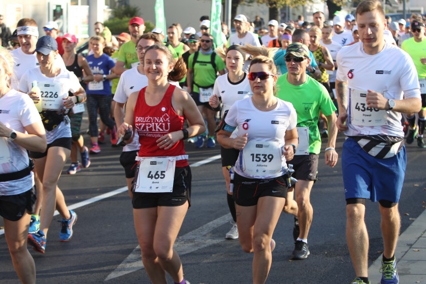 Zdjęcia z maratonu w Poznaniu 2018 - biegacze na pierwszym...