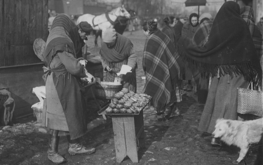 Sprzedaż pączków na targu w Warszawie, 1927 rok