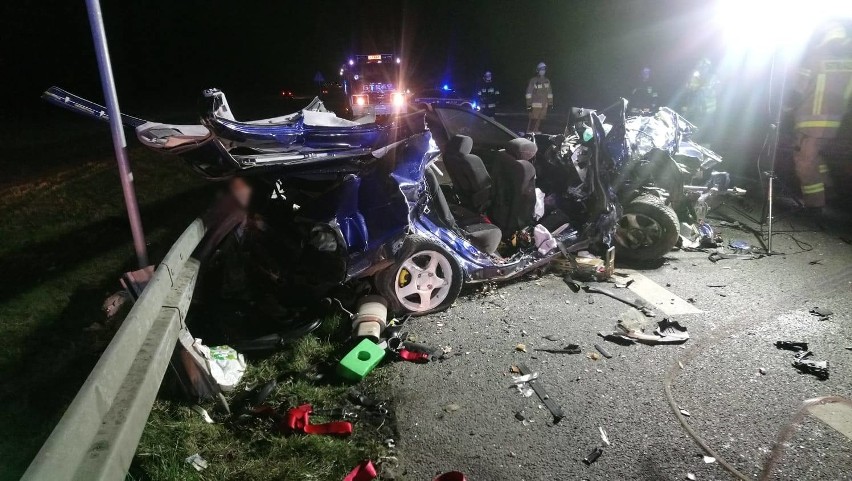 Tragiczny wypadek w Bierzowie pod Brzegiem. Zderzyły się dwa auta, dwie osoby bez oznak życia zakleszczone w pojeździe