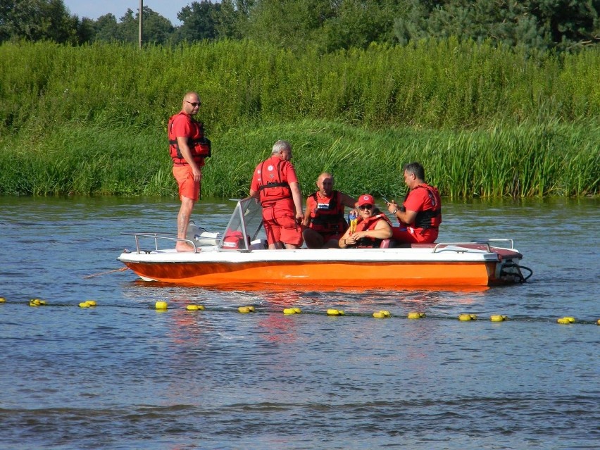 Białobrzescy ratownicy wodni patrolują Pilicę, w czwartek...