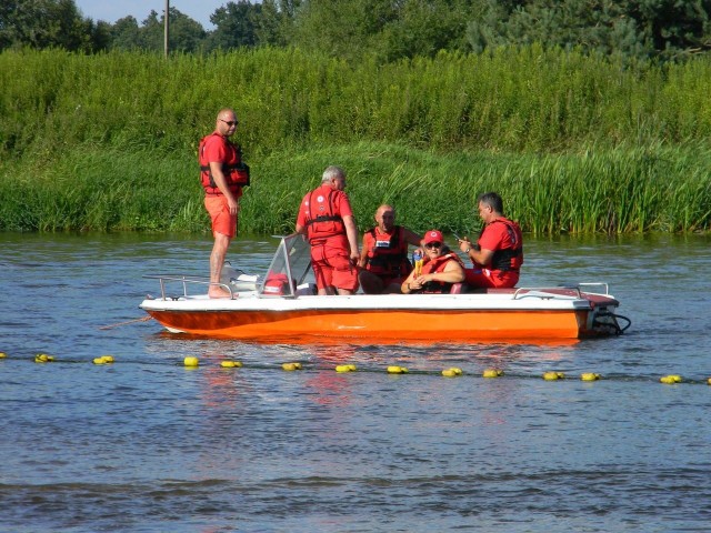 Białobrzescy ratownicy wodni patrolują Pilicę, w czwartek mieli wiele interwencji, pomagali niefortunnym kajakarzom.