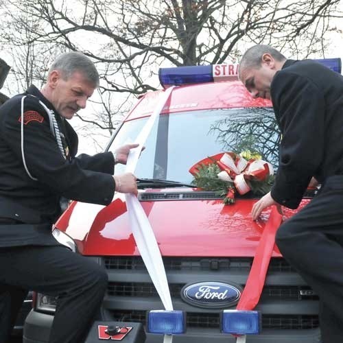 Nowy wóz strażaków z Polanowa ozdobiony do poświęcenia.