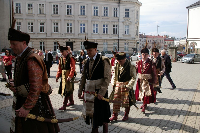 Gorlice. Cech Rzemiosł i Przedsiębiorczości ma nowy sztandar. Uroczyste poświęcenie w bazylice