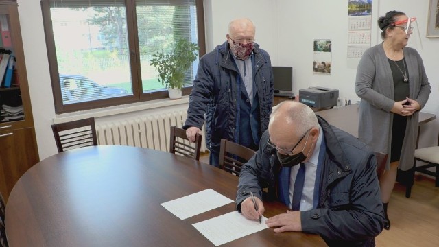 Protokół końcowego odbioru prac w Poradni Psychologiczno-Pedagogicznej w Kozienicach podpisał między innymi Andrzej Jung, starosta powiatu kozienickiego.