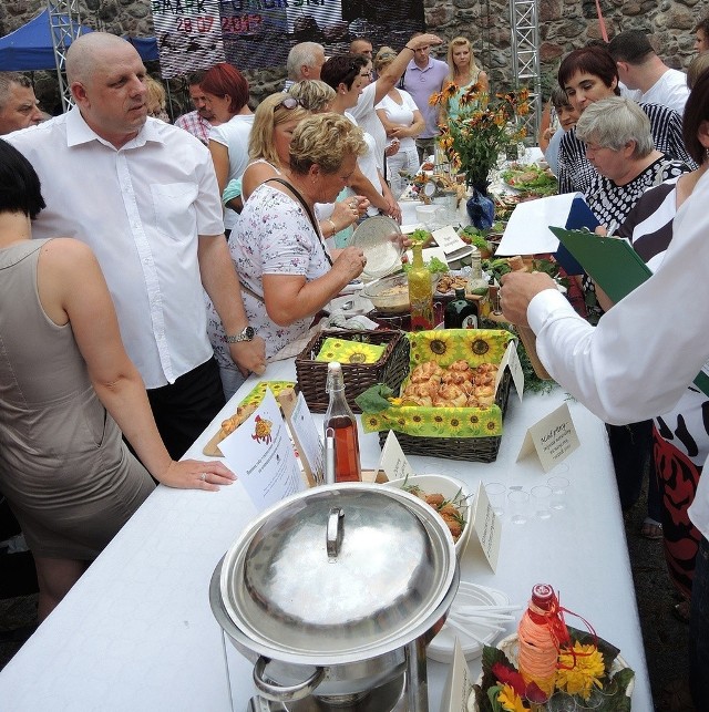 W czasie niedzielnego Jarmarku Pomorskiego w Bytowie odbył się konkurs kulinarny na najlepszą potrawę i nalewkę. 
